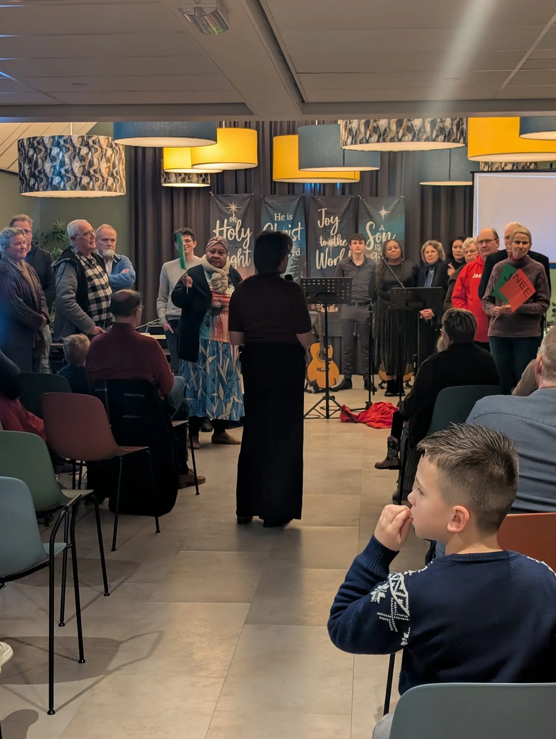 Zingen tijdens de kerstdienst in MFC De Mande