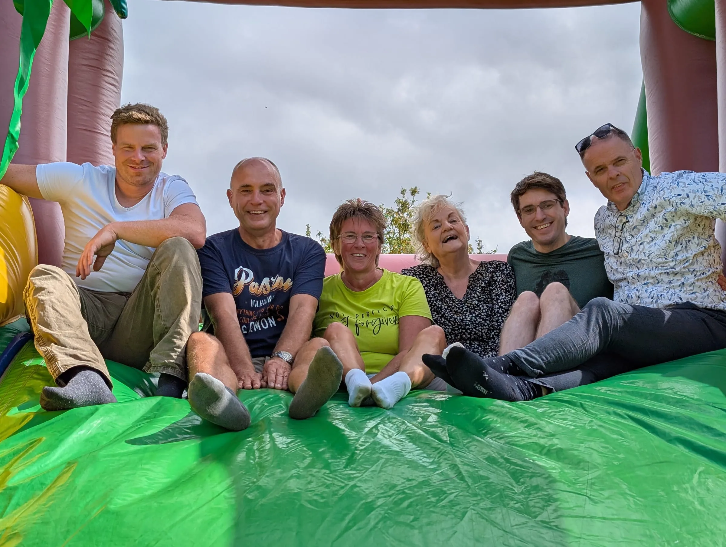 Gemeenteleden samen op het springkussen tijdens het 15-jarig jubileum