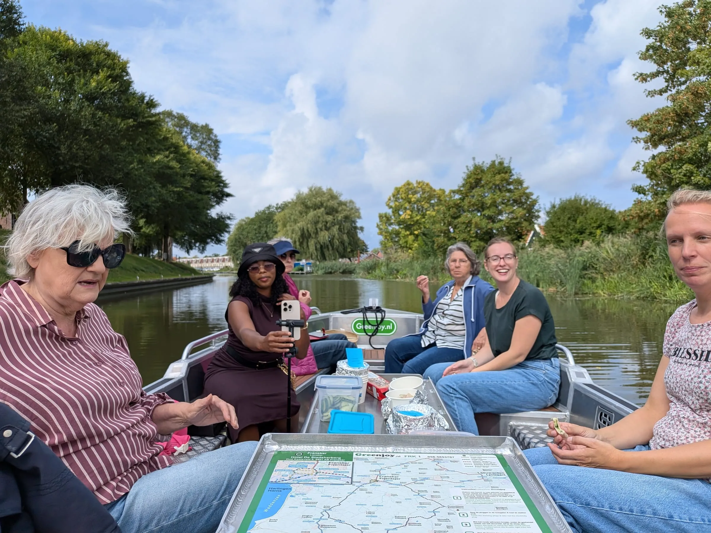 Vrouwen samen in een sloep op het water